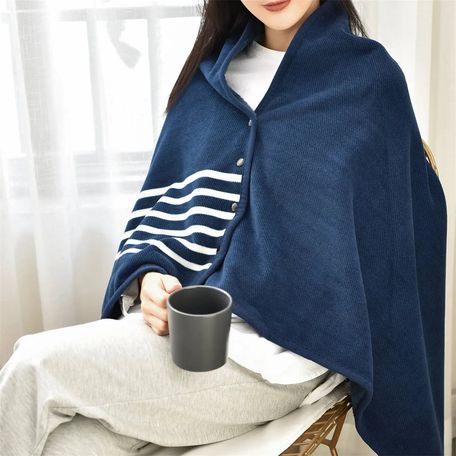 Japanese style polyester shawl blanket in stripe pattern, available in 80x130cm or 100x140cm, for office or winter nap use