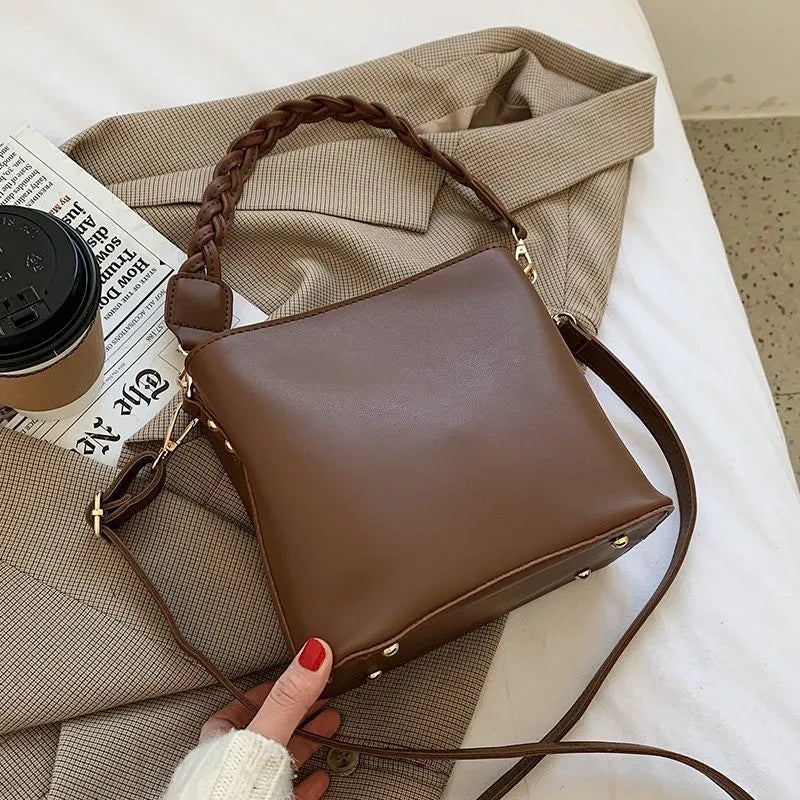 Retro woven one-shoulder crossbody bucket bag in khaki colour.
