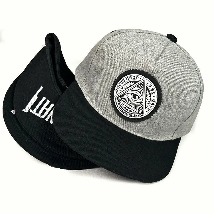 Adjustable cotton twill baseball cap in black with big flat eaves and monochrome letter detail
