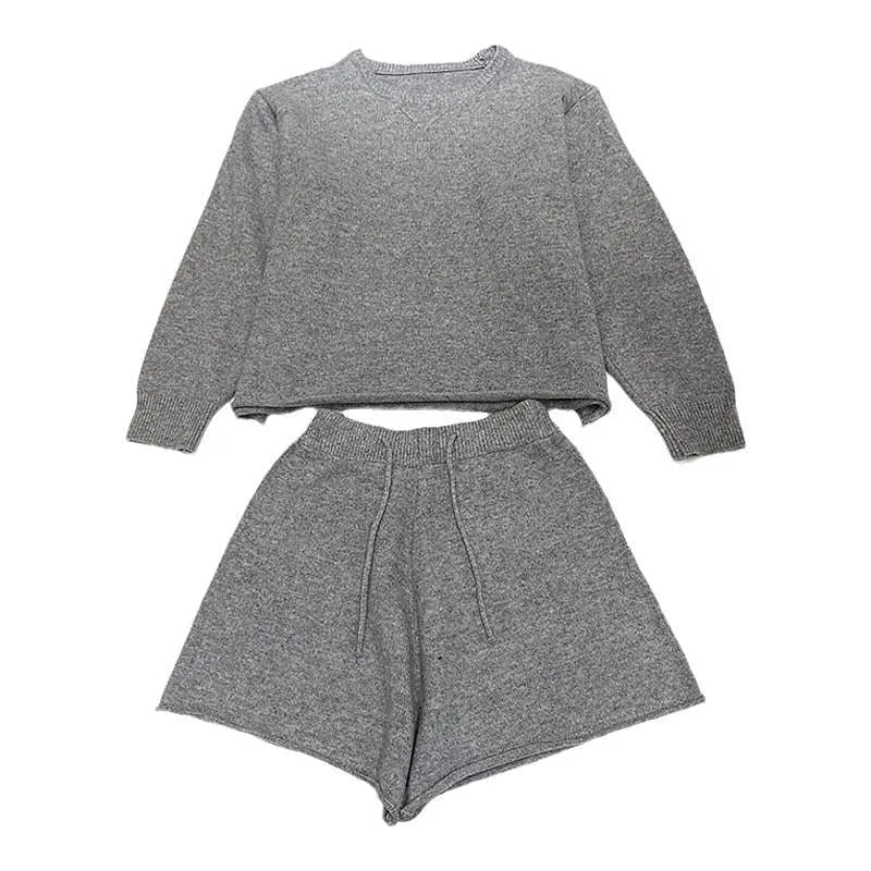 Woman's loose-fitting knitted sweater and wide-leg shorts two-piece set in oatmeal colour