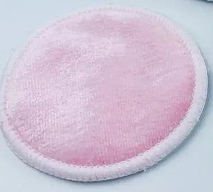 Set of four red and four blue velvet makeup remover pads next to a white cotton mesh bag.