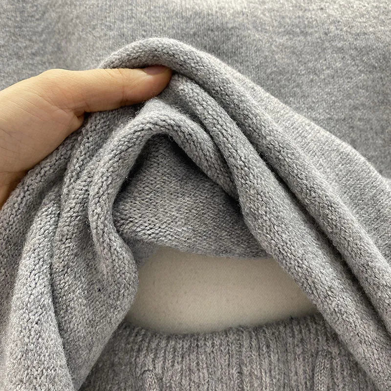 Woman's loose-fitting knitted sweater and wide-leg shorts two-piece set in oatmeal colour