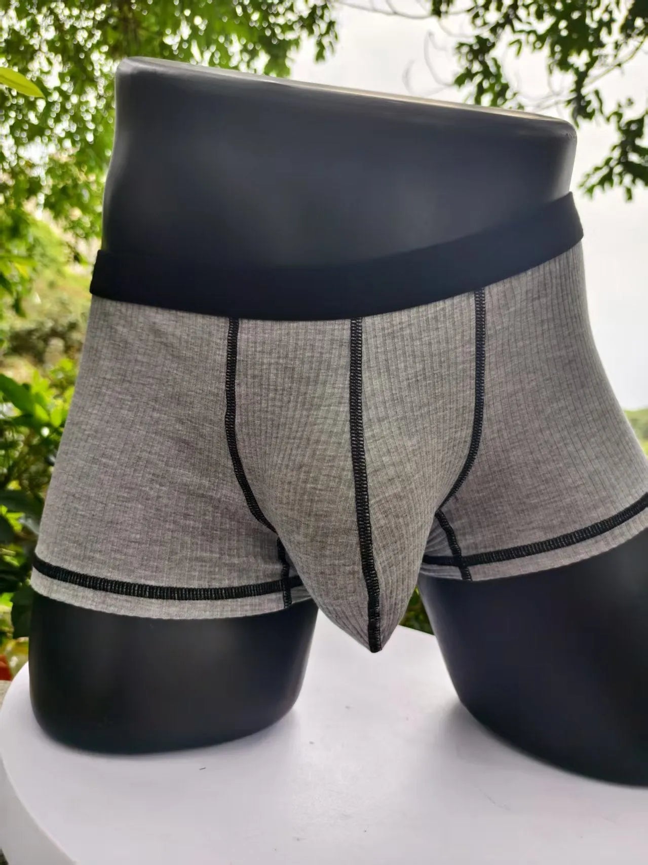 Men's breathable boxer shorts in solid colours with hip lifting and body shaping functions