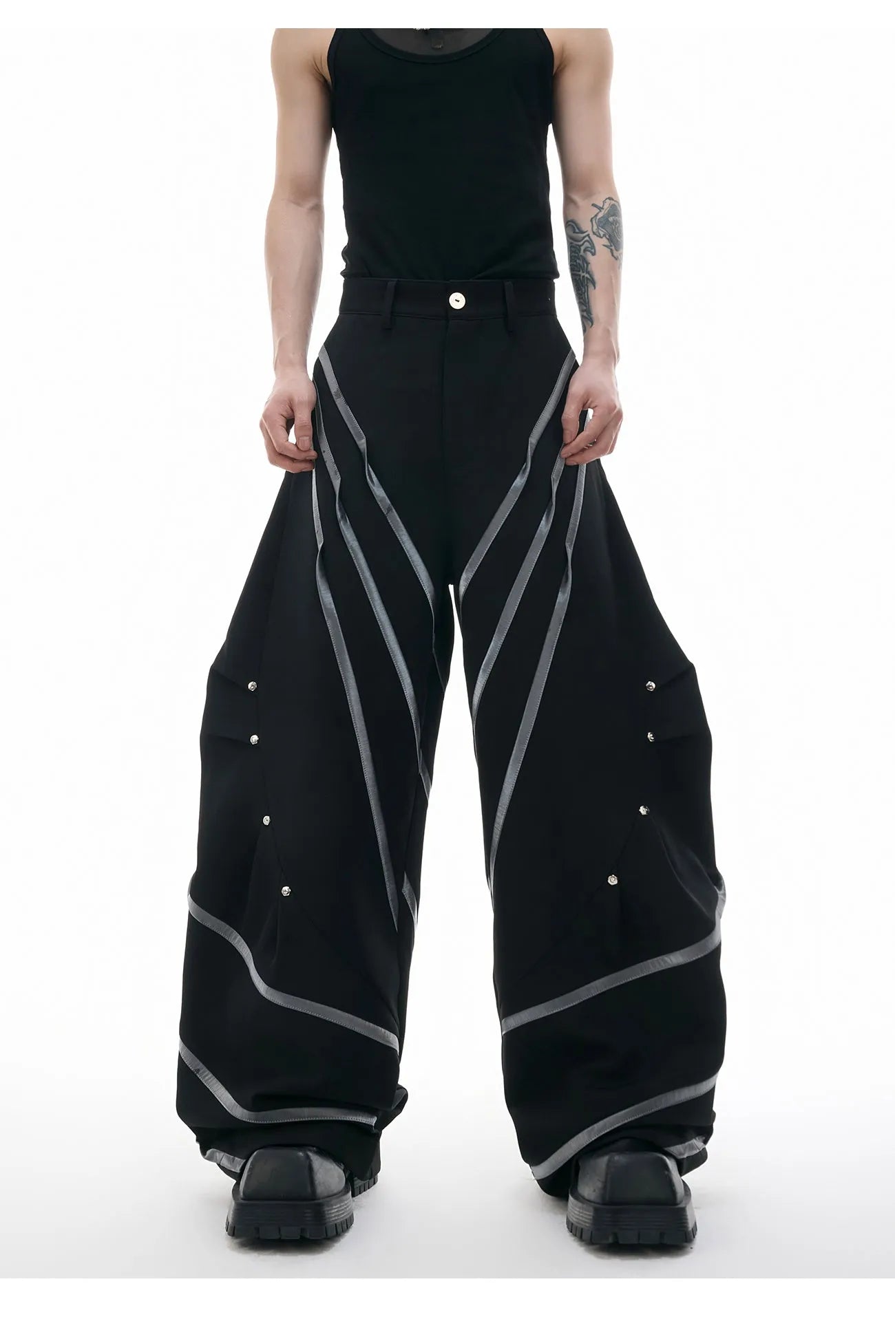 Men's trousers with metal striped rivets and pleated front in polyester fabric