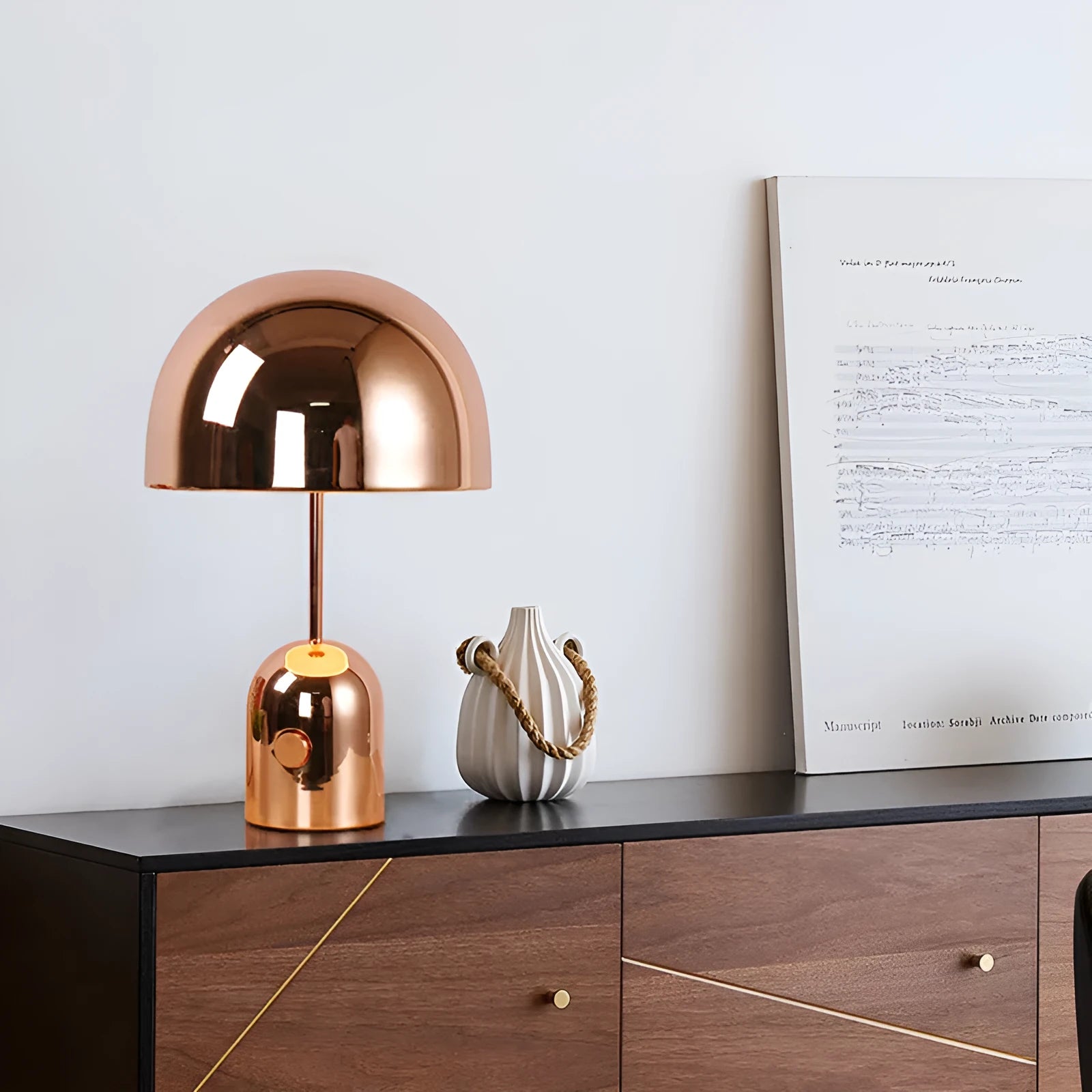 Mushroom-shaped table lamp with a metal base in rose gold finish