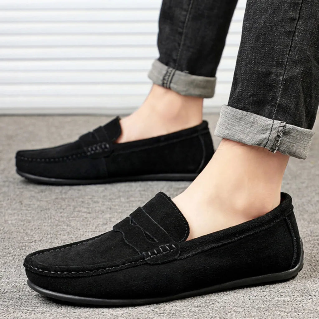 Men's solid colour suede loafers slip-on shoes with round toe and flat rubber sole.
