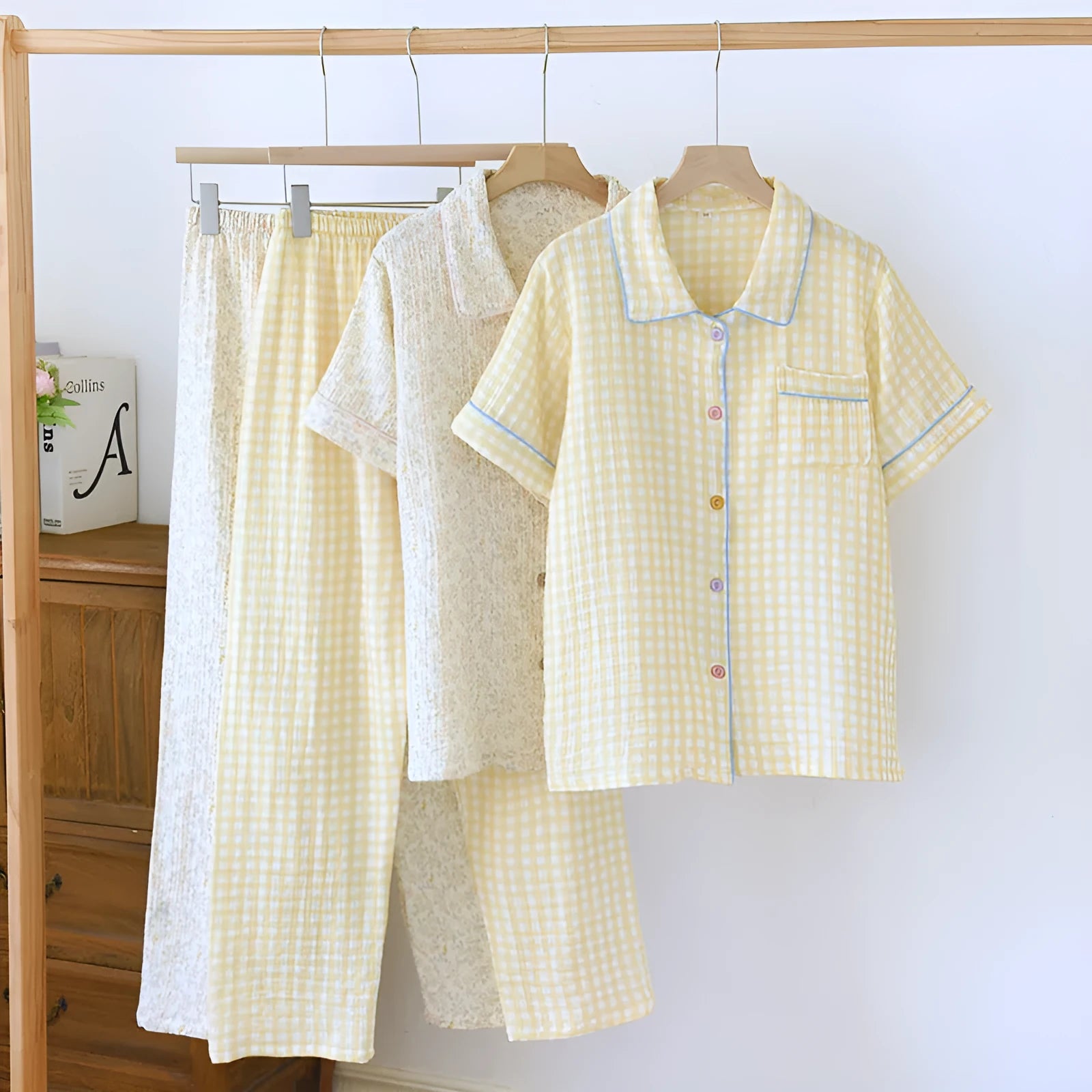 Women's loose-fit cotton gauze short-sleeved trousers and top set in a casual style.