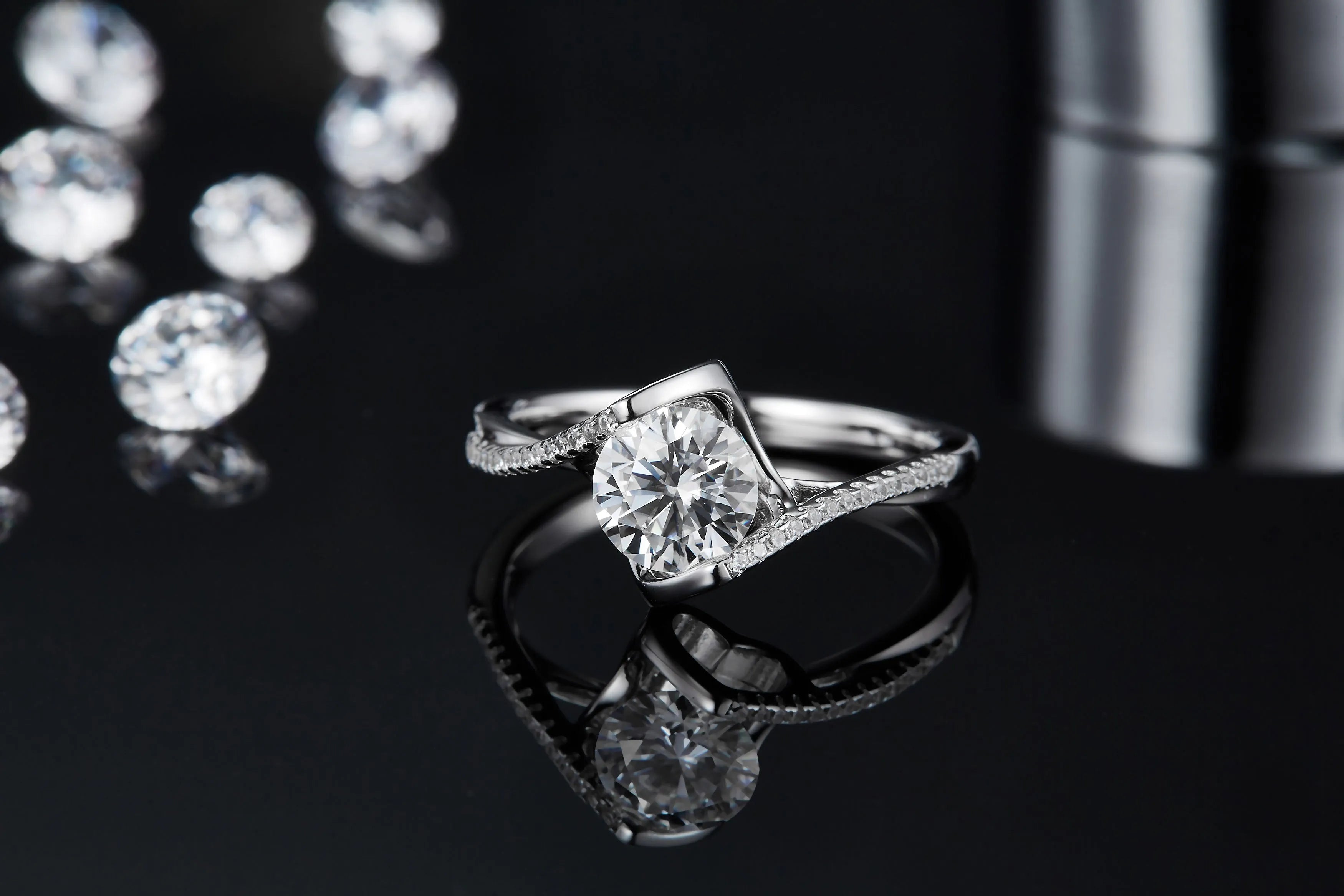 1-carat moissanite wedding ring set on S925 silver with platinum plating, gift box included