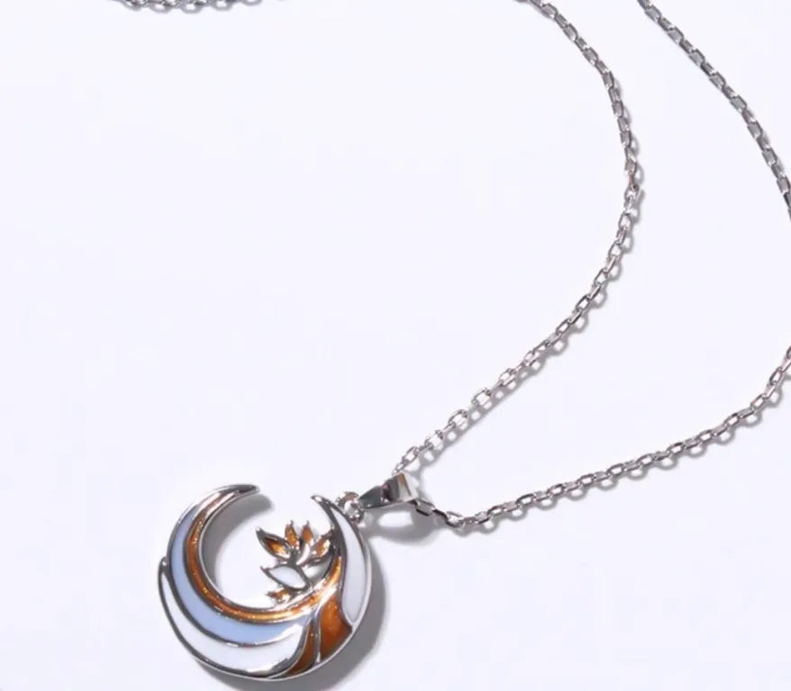 Handmade gold alloy crescent necklace with moon pattern pendant on clavicle chain
