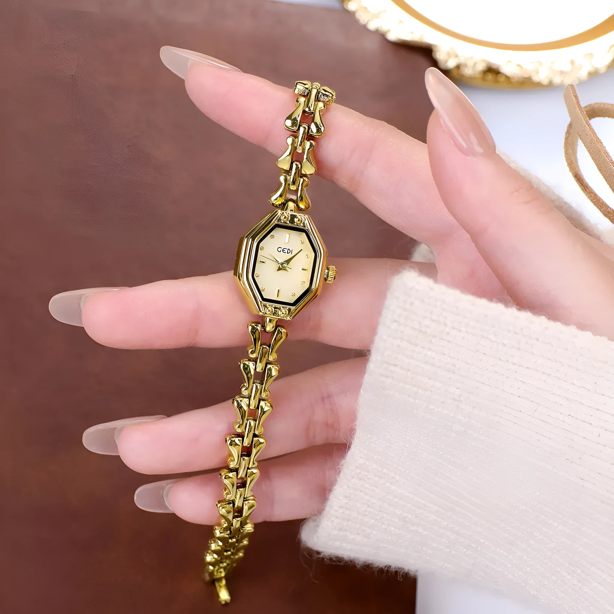 Luxury retro octagonal women's quartz watch with alloy strap and barrel-shaped dial, mineral glass mirror, steel gold white colour