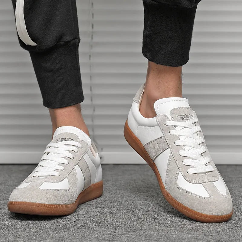 White Japanese-style retro low-top casual sneakers with round toe and flat rubber sole on a neutral background.