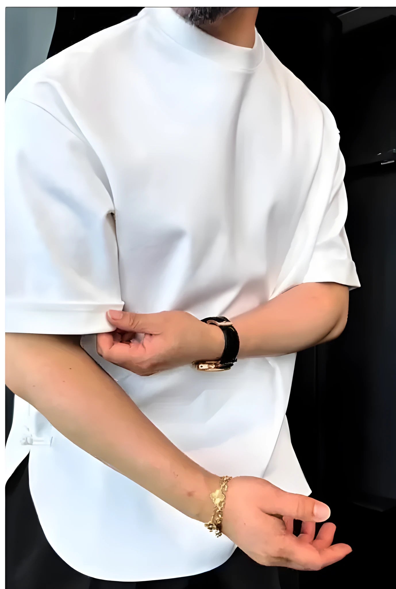 White men's t-shirt with a buttoned round hem and ribbed texture.