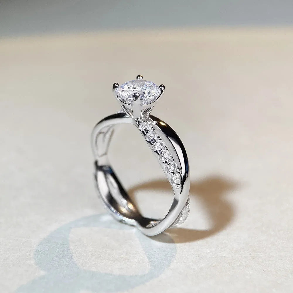 Geometric twist silver ring with 1 karat moissanite stone in four-claw winding setting