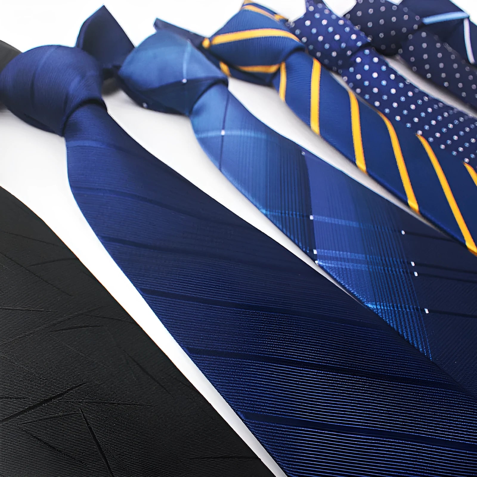 8cm wide red and black striped jacquard tie with an arrow point tip for men's formal wear