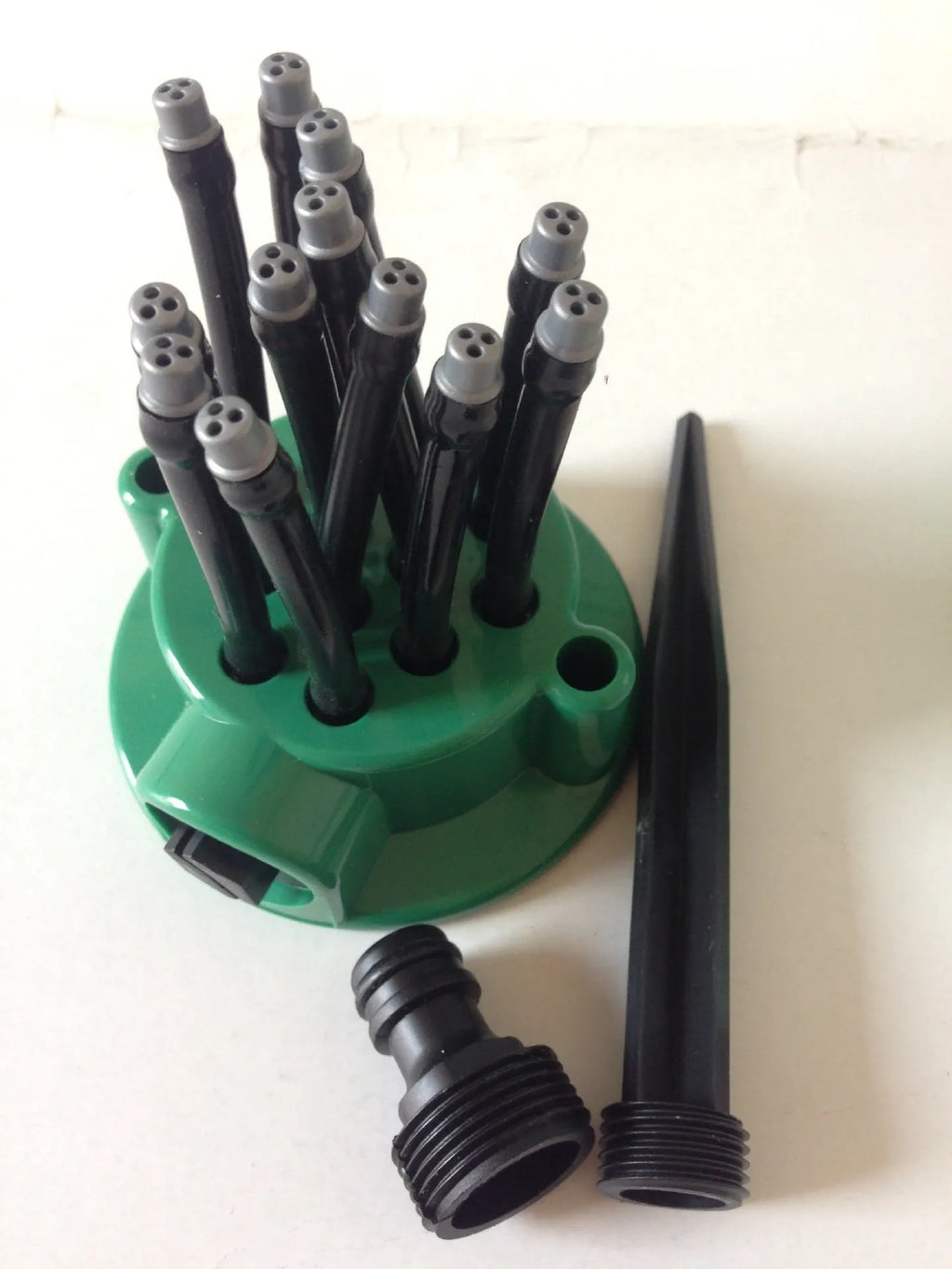 360 degrees adjustable lawn sprinkler with green colour and 9cm base, featuring bendable noodles for custom watering patterns in garden