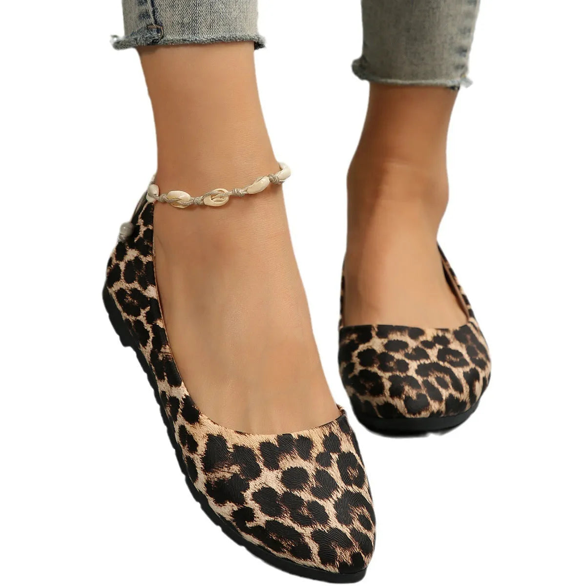 Women's flat pointed toe casual pumps in black with flat heel and rubber sole for leisure wear