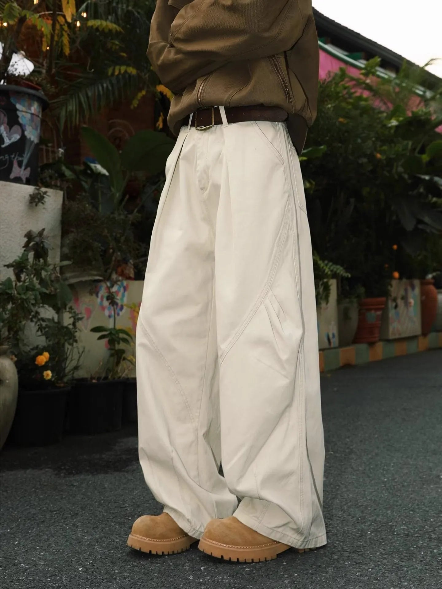 Men's pleated straight leg trousers in striped pattern with elastic waistband and loose fit