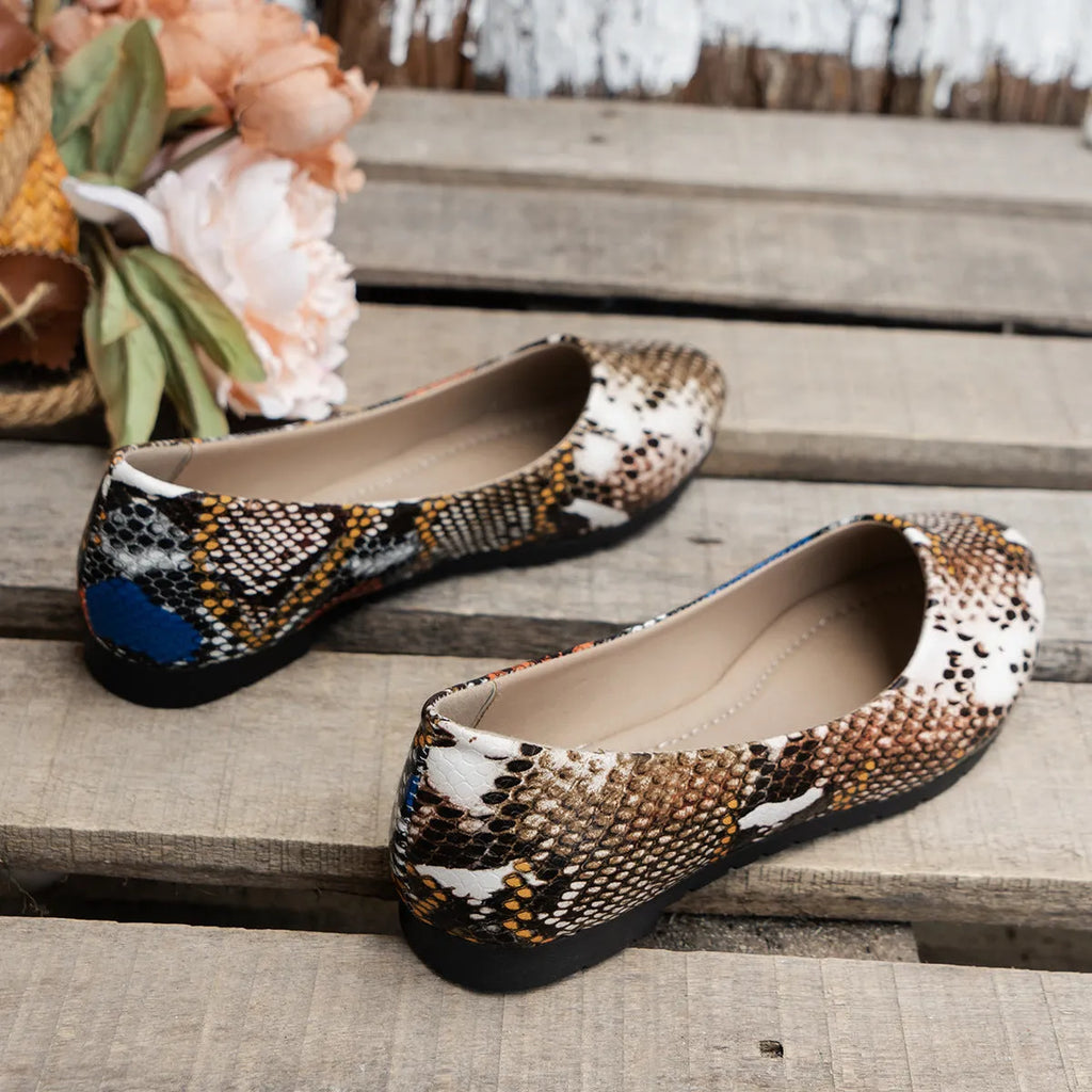 Women's flat pointed toe casual pumps in black with flat heel and rubber sole for leisure wear