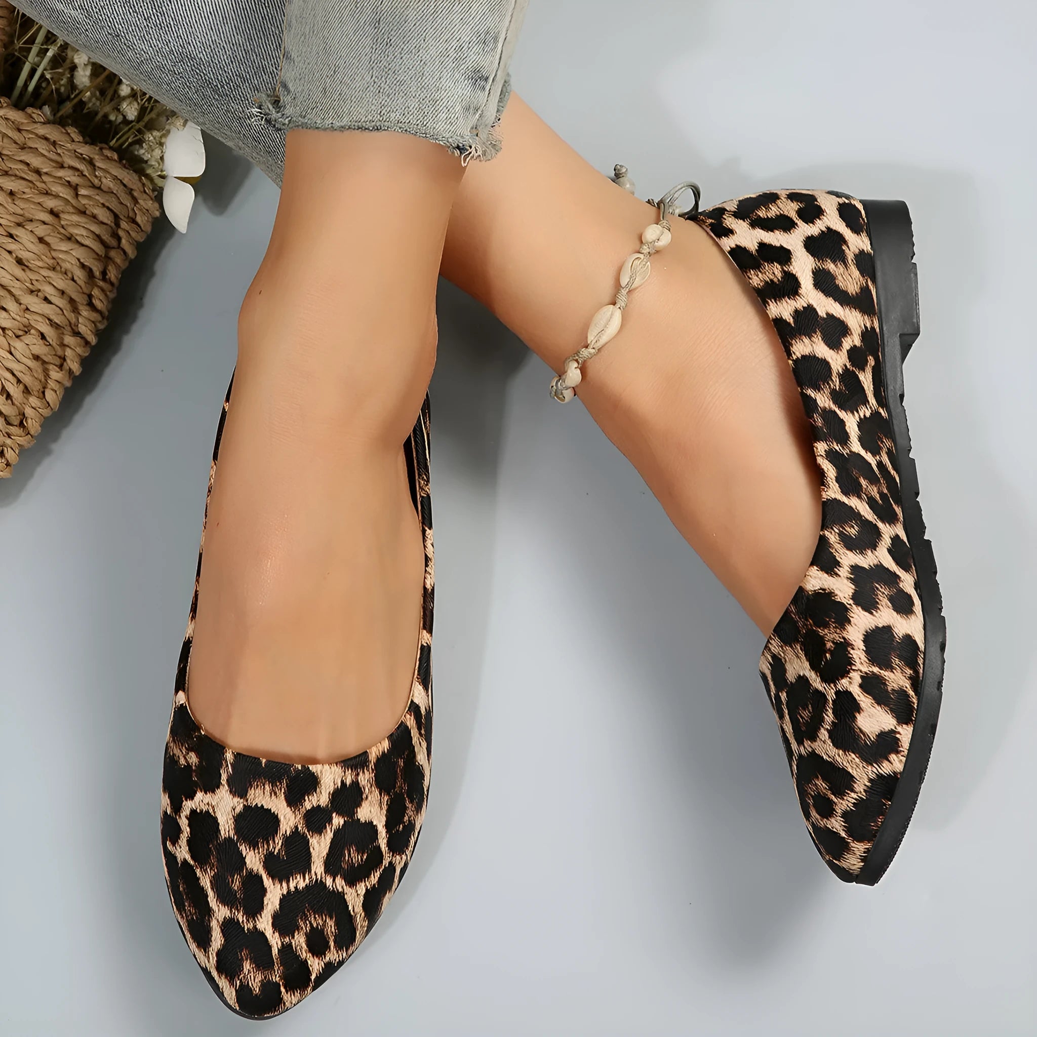 Women's flat pointed toe casual pumps in black with flat heel and rubber sole for leisure wear