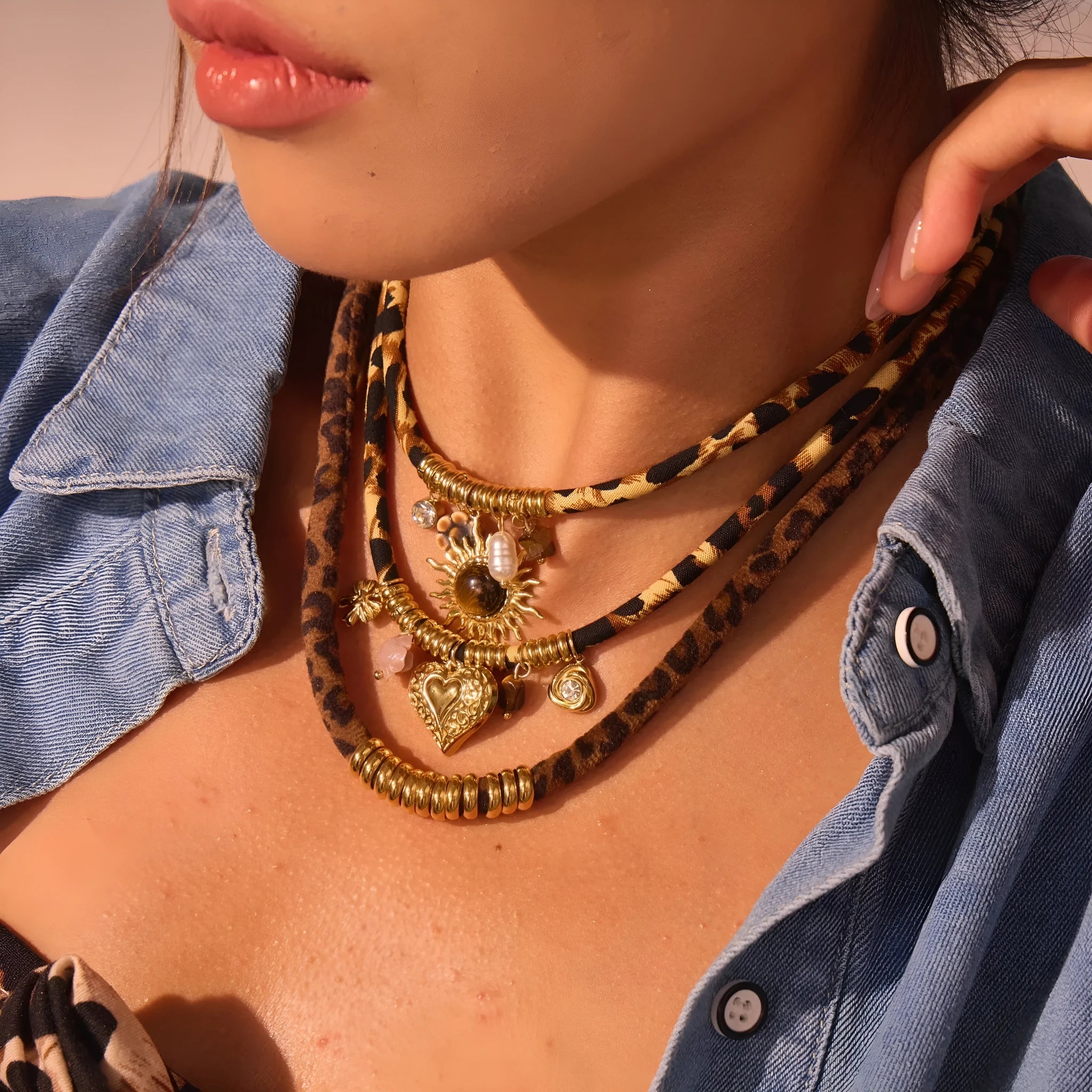 Geometric leopard pendant stainless steel necklace with 41-50 cm chain and electroplated 18K gold finish