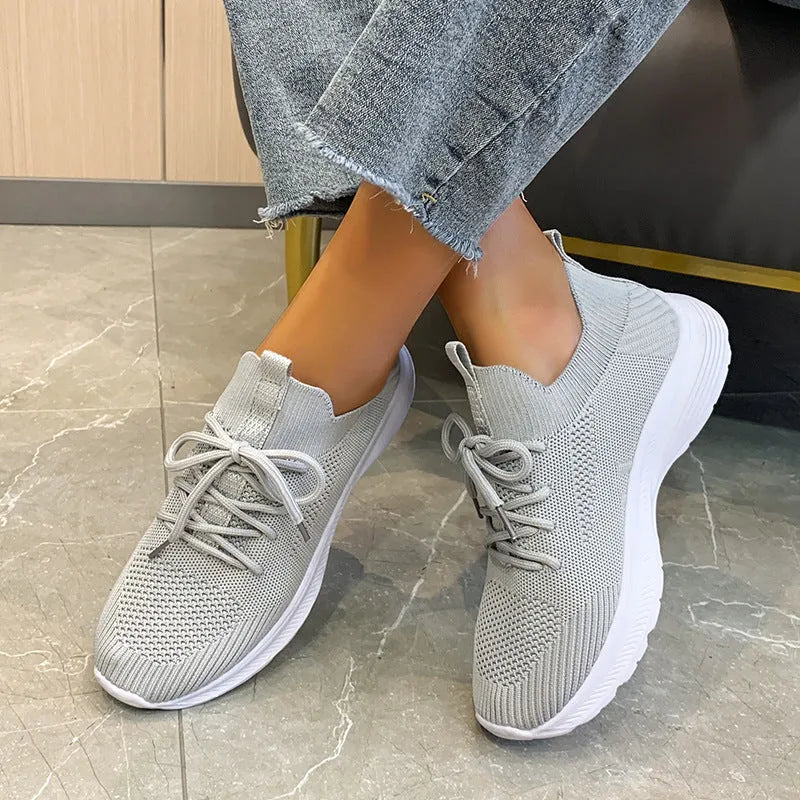 Women's Flyknit mesh running shoes in low-top tennis style with rubber sole