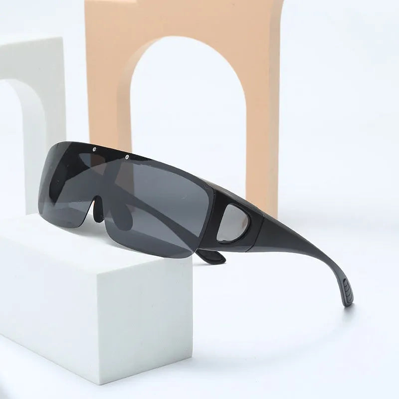 Polarised myopia sunglasses with a one-piece frame for outdoor sports like cycling and mountain climbing.