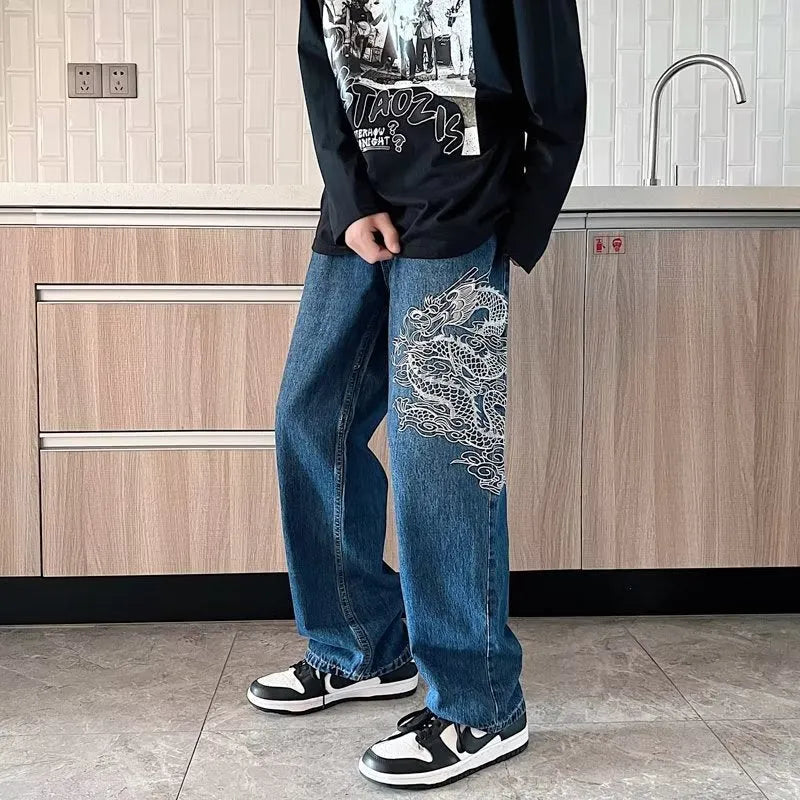 Men's loose embroidered jeans in Jinlong colour with polyester cowboy fabric and three-dimensional tailoring