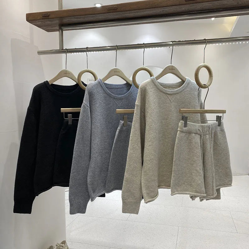 Woman's loose-fitting knitted sweater and wide-leg shorts two-piece set in oatmeal colour