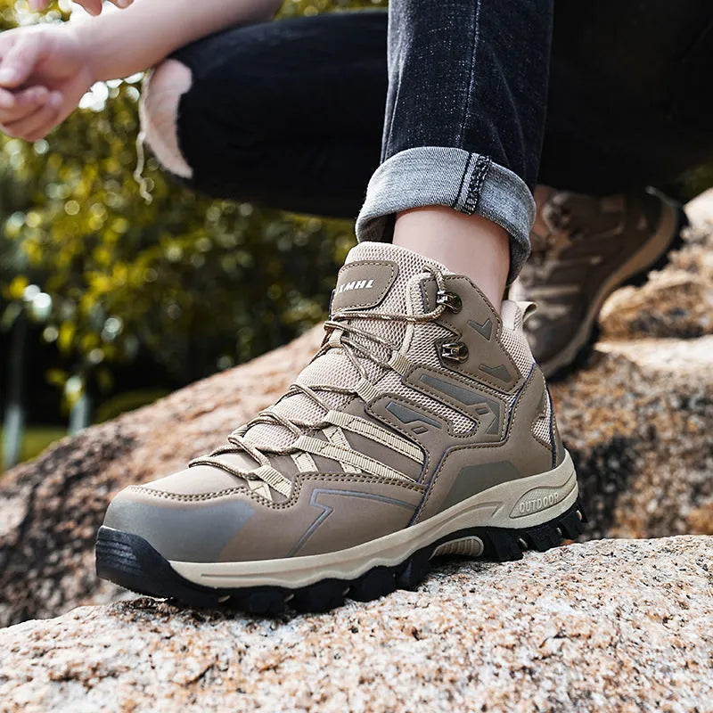 Women's low-top hiking sneaker in flannel with rubber sole, shown in colour options.