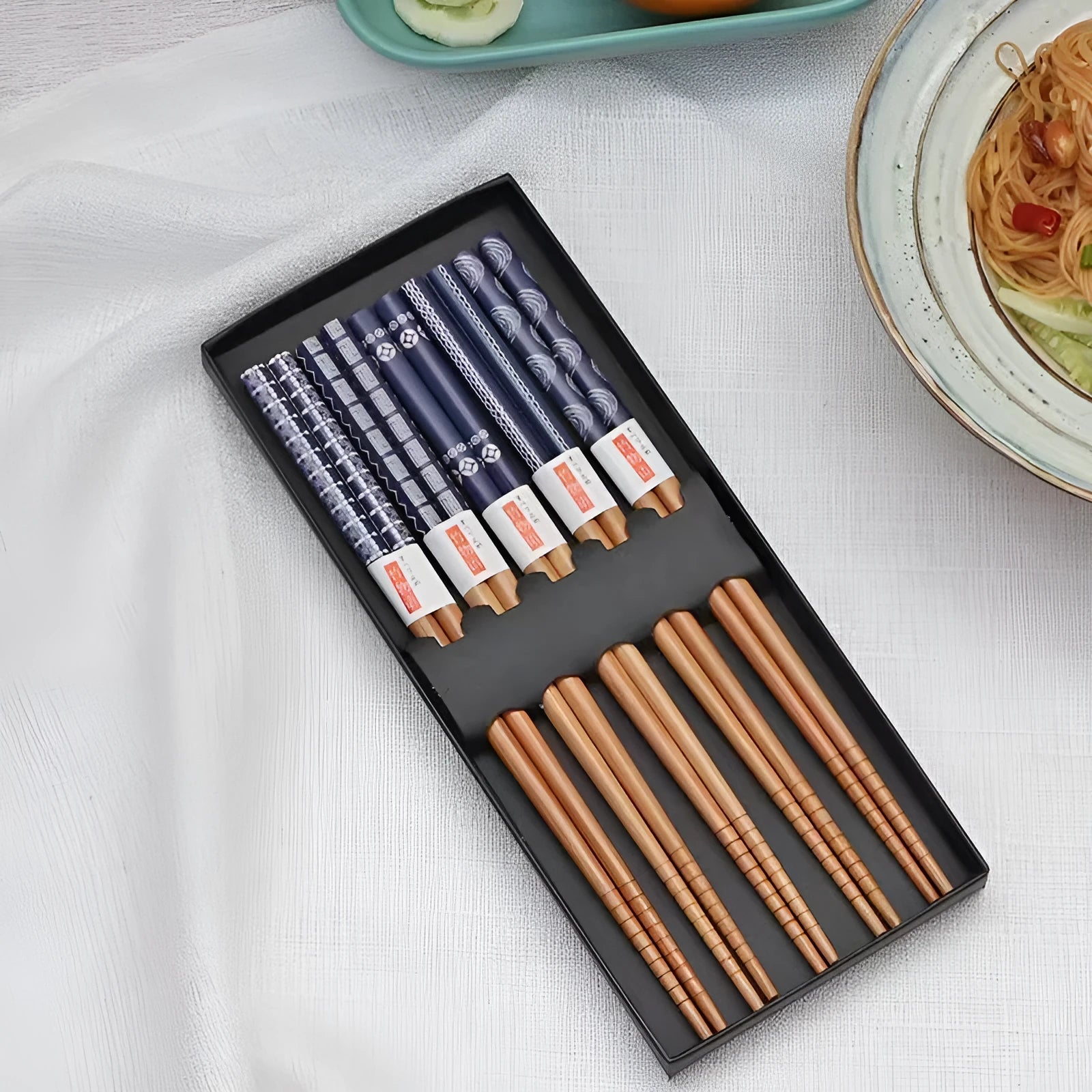 Japanese style bamboo chopsticks with lucky cat cartoon pattern in gift box packaging