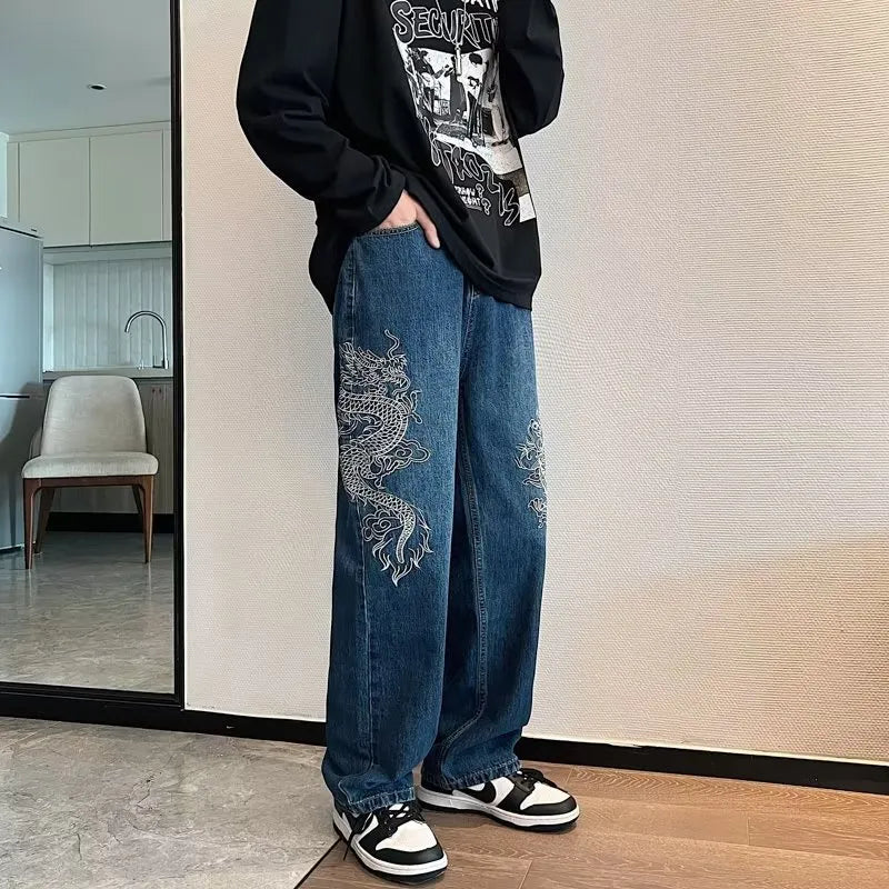 Men's loose embroidered jeans in Jinlong colour with polyester cowboy fabric and three-dimensional tailoring