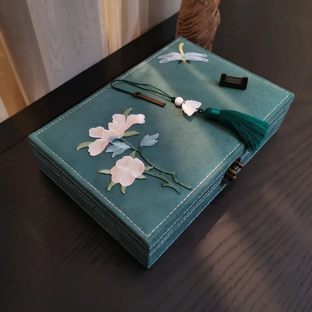 Wooden antique style jewellery box with flannel lining in dark green, 28cm by 19cm by 6.5cm