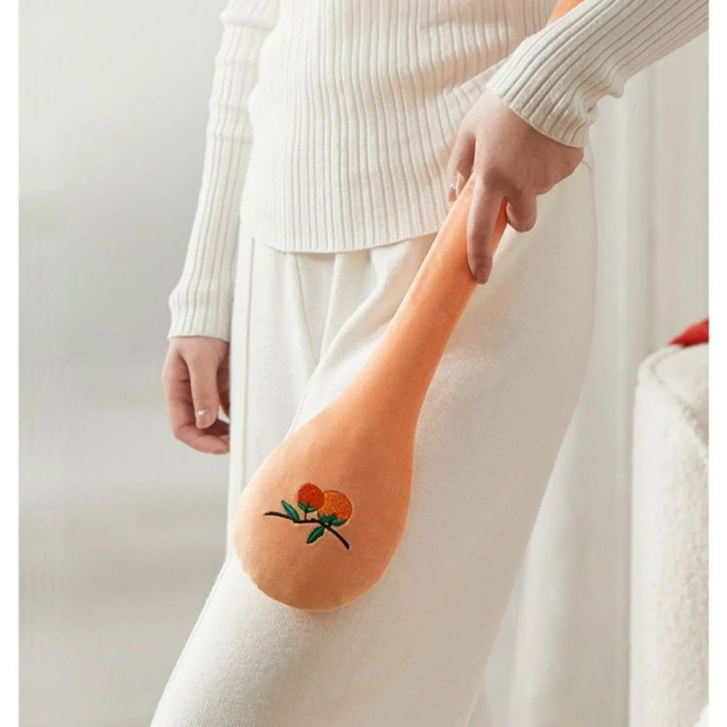 48 cm persimmon-coloured percussion massage stick with zipper closure and ergonomic handle