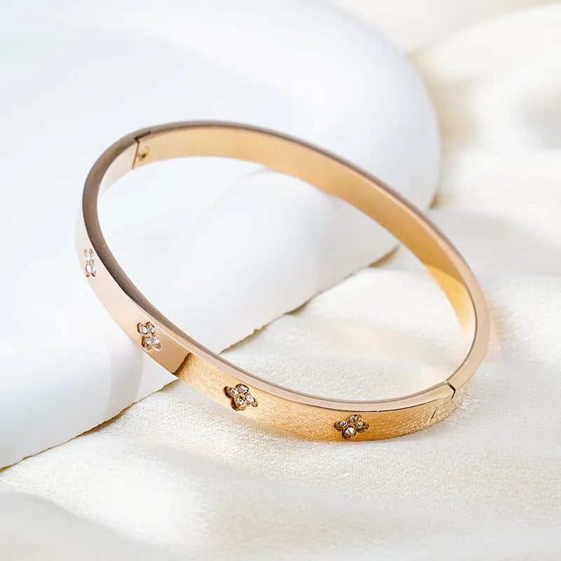 European and American four-leaf clover diamond bracelet in stainless steel with electroplated finish, available in gold, rose gold, or steel