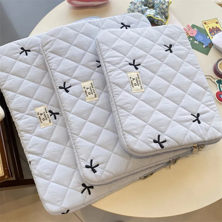 Nylon laptop storage bag with embroidered rhombus bow in light pink colour