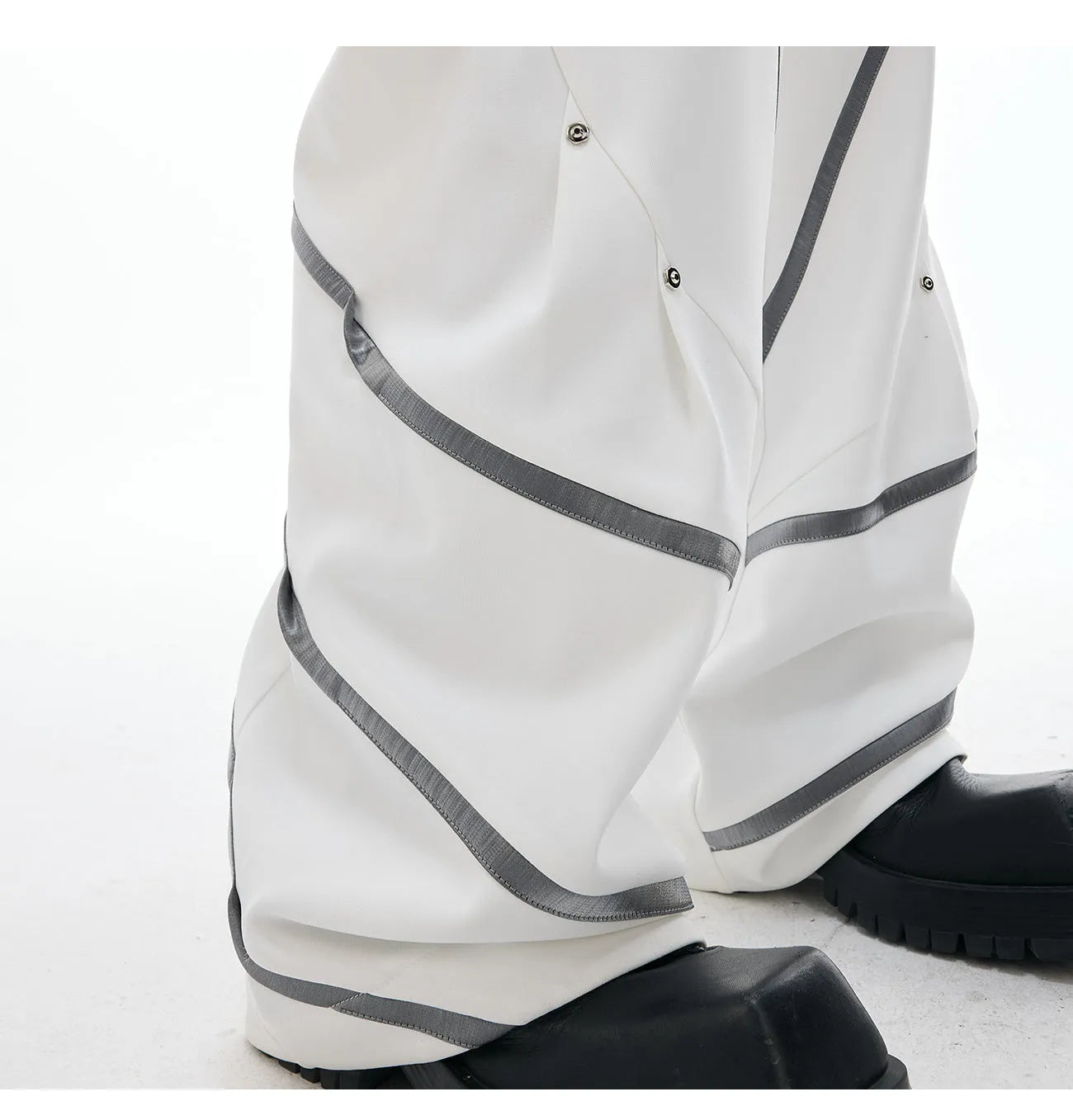 Men's trousers with metal striped rivets and pleated front in polyester fabric