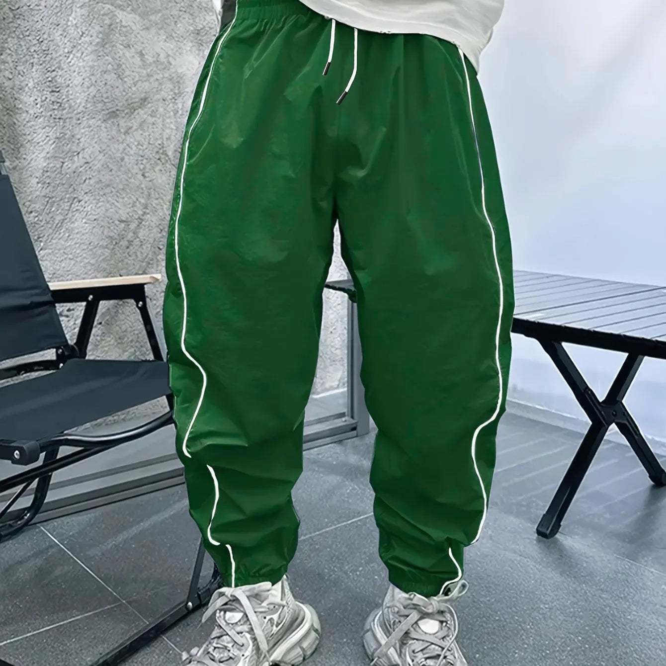 Man wearing blue bamboo fibre cropped sports trousers with a loose fit and high elasticity.