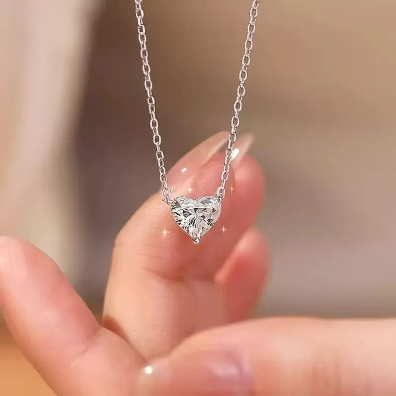 Silver-coloured copper necklace with heart-shaped pendant, simple style design for women