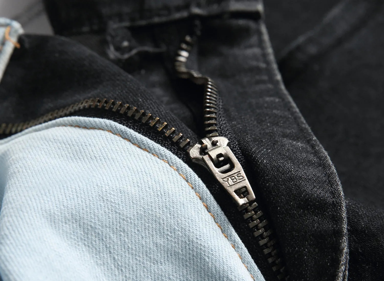 Men's two-colour stretch jeans in light blue and black denim, tight-fitting European style, sizes 30-40