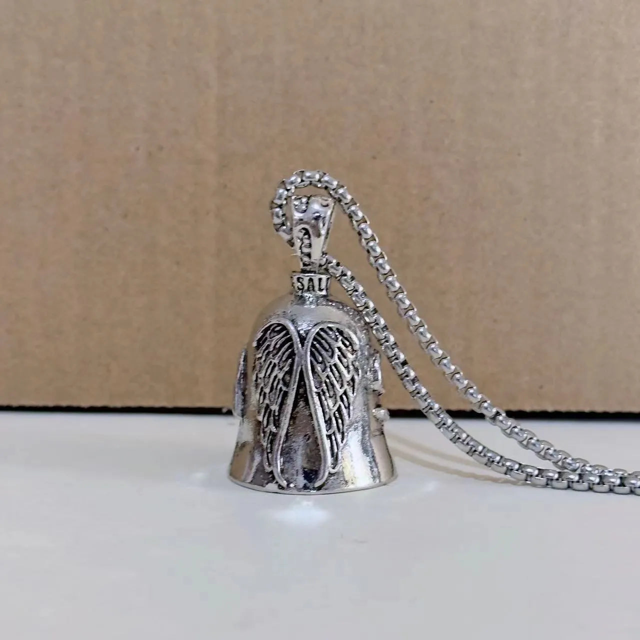 White angel feather necklace and keychain set with vintage design on electroplated alloy