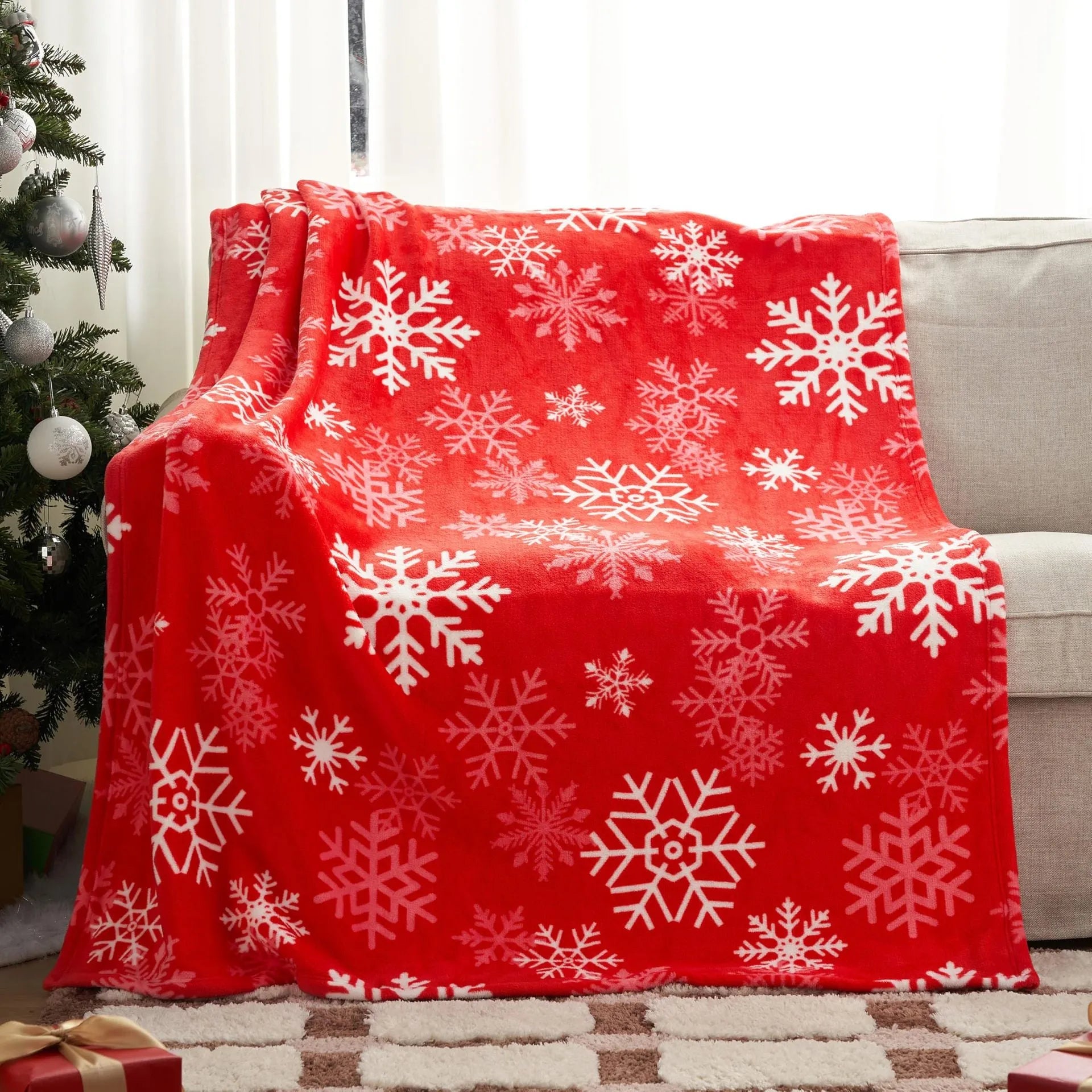 Soft flannel Christmas blanket in polyester fibre available in multiple sizes and colours