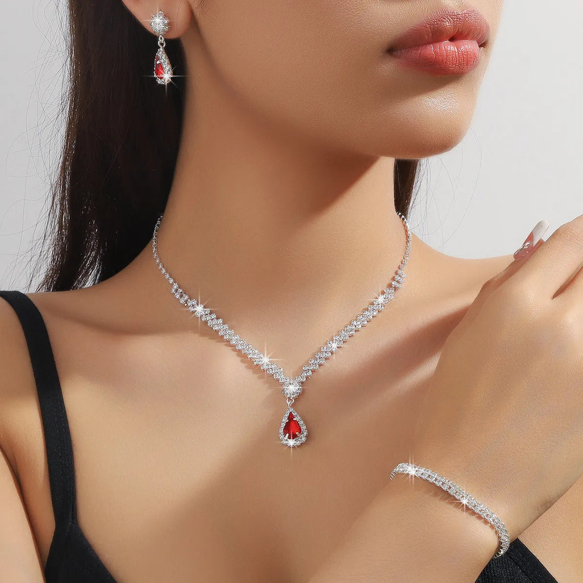 Claw chain rhinestone jewellery set with water drop design in blue, red, green, pink or white colours
