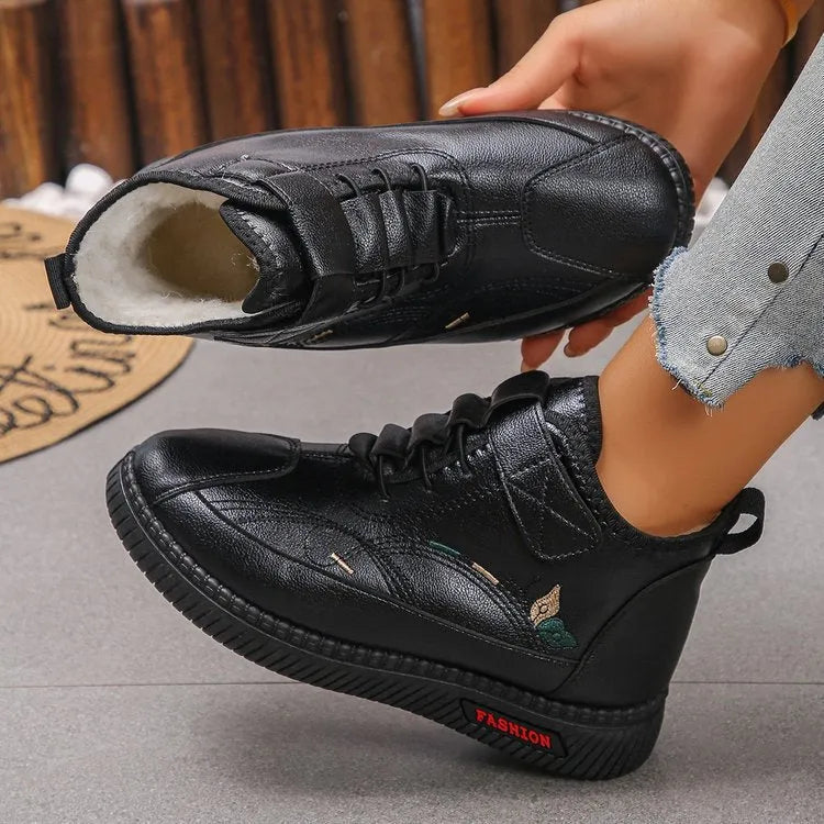 Women's velvet cotton shoes with non-slip rubber sole in black and red colours