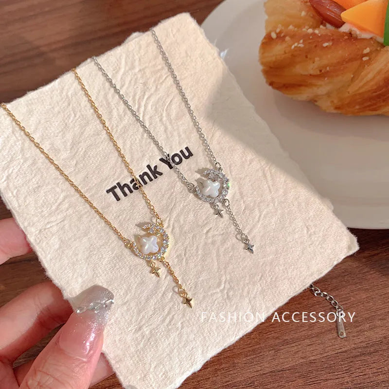 Women's star moon sparking zirconium necklace on copper clavicle chain in gold or silver colour