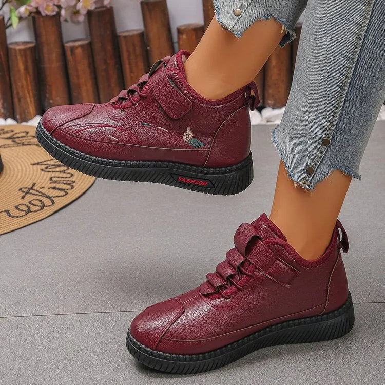 Women's velvet cotton shoes with non-slip rubber sole in black and red colours