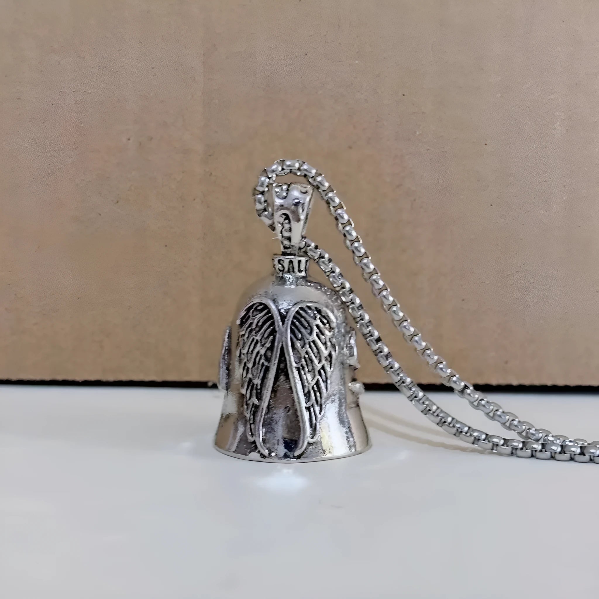 White angel feather necklace and keychain set with vintage design on electroplated alloy