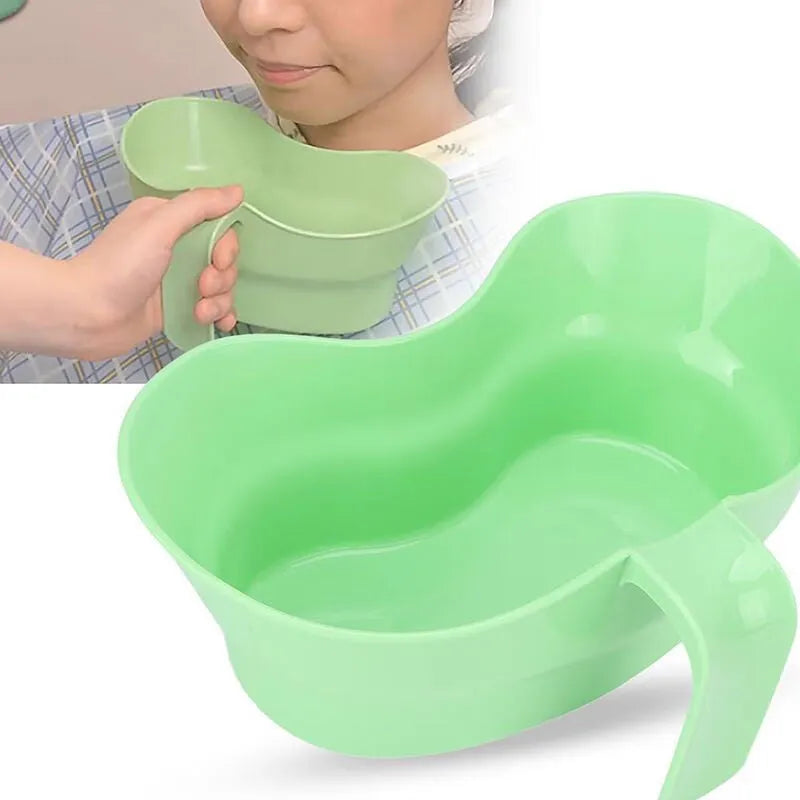 Green plastic gargle cup for bedridden elderly oral care with modern simplicity design