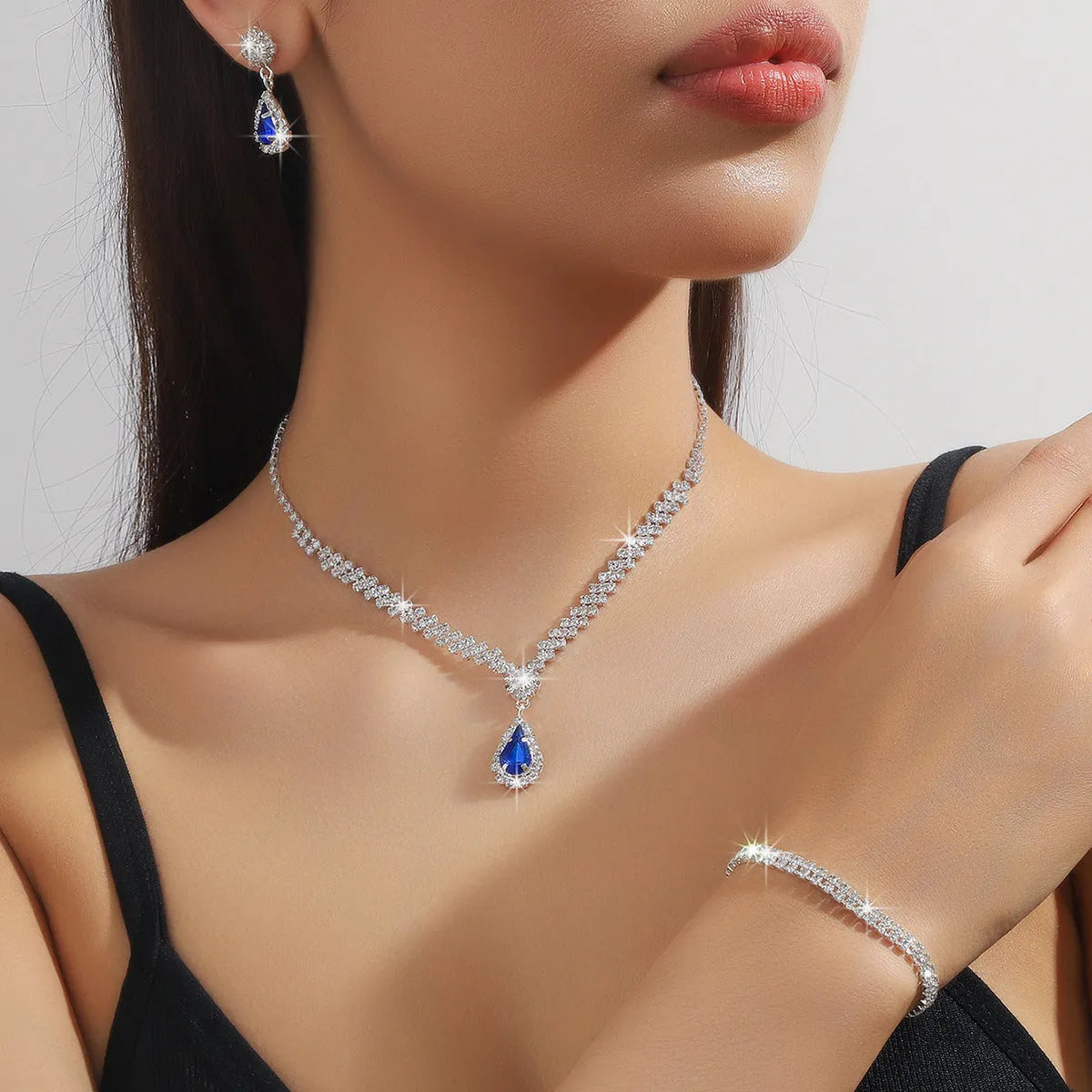 Claw chain rhinestone jewellery set with water drop design in blue, red, green, pink or white colours