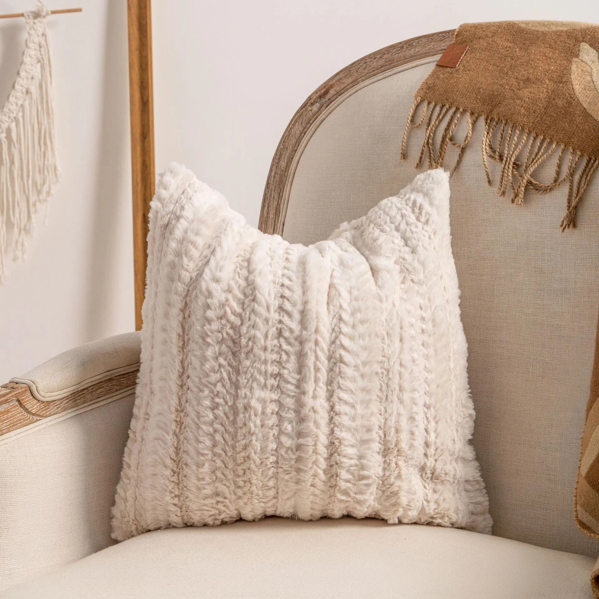 Knitted tassel pillow cover with striped pattern in bow design, 45x45cm size