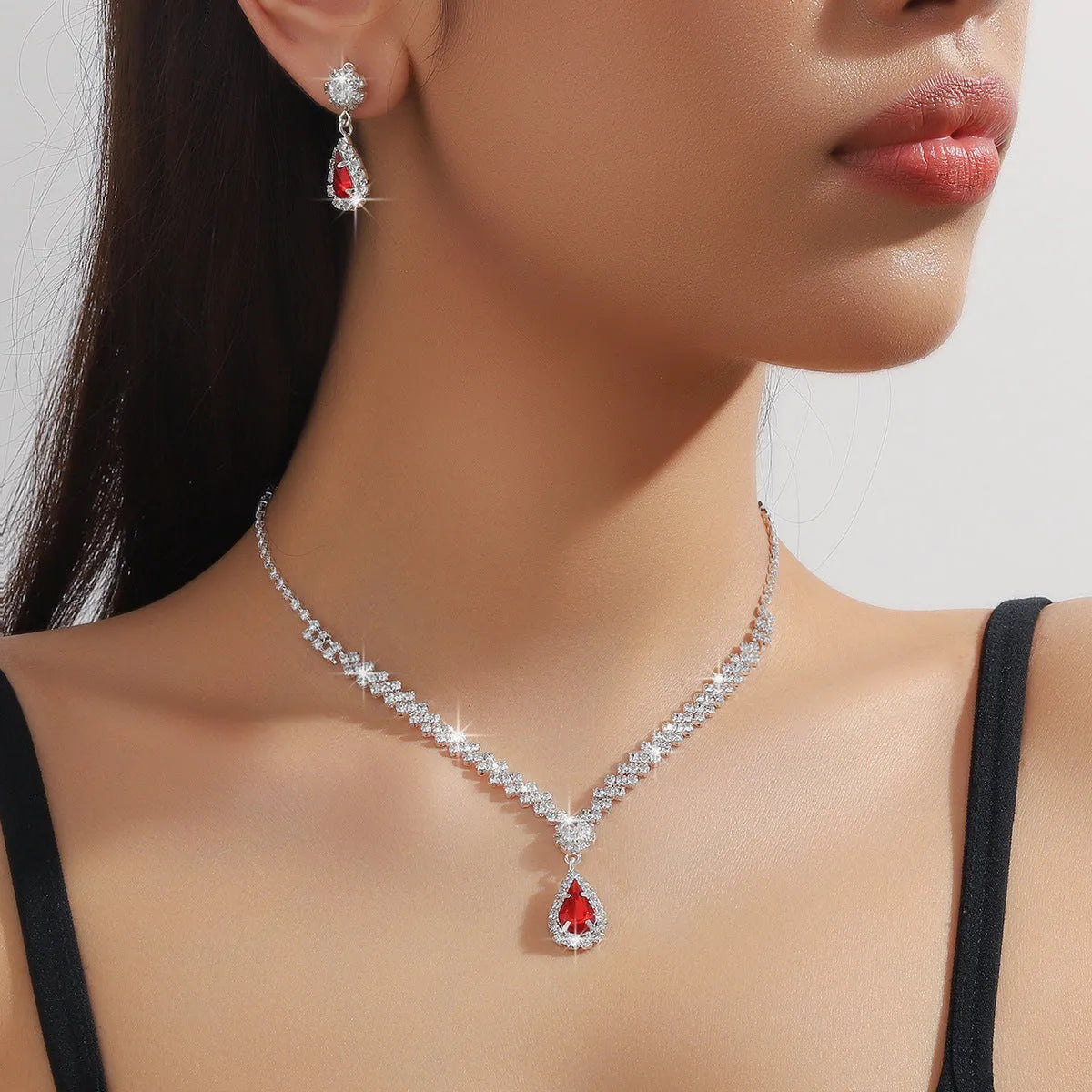 Claw chain rhinestone jewellery set with water drop design in blue, red, green, pink or white colours